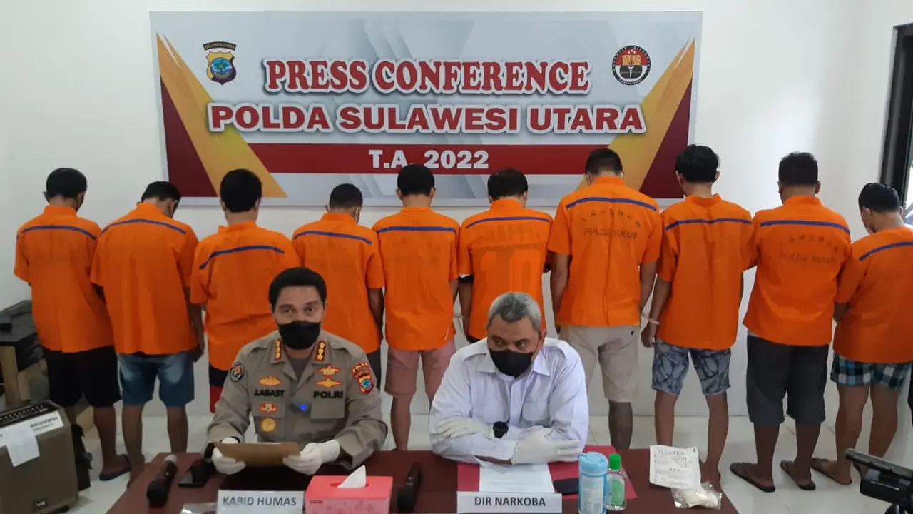 Kabid Humas Polda Sulut Kombes Pol Jules Abraham Abast dalam jumpa pers di Mapolda Sulut pada Senin (4/4/2022) siang.