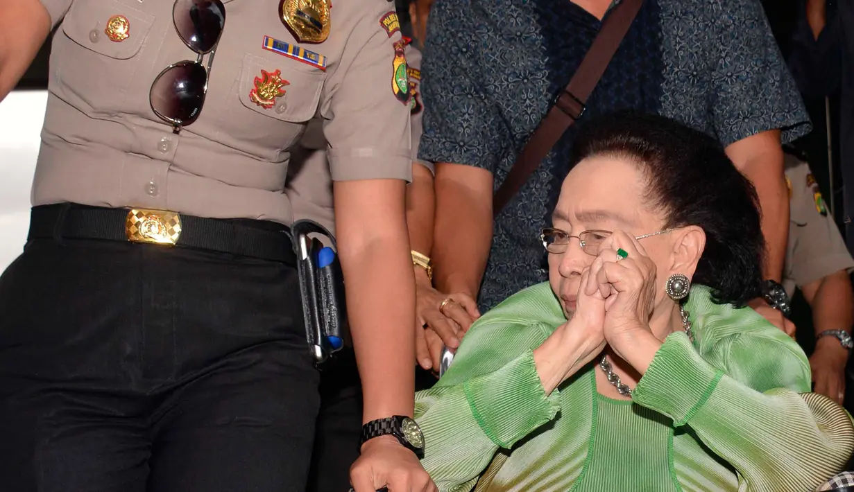Ketua Yayasan Sumber Waras Kartini Muljadi keluar dari gedung KPK, Jakarta, Selasa (19/4). Kartini dimintai keterangan terkait soal laporan kerugian negara dalam pembelian lahan milik RS Sumber Waras oleh Pemprov DKI Jakarta. (Liputan6.com/Helmi Afandi)
