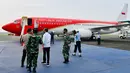 Presiden Joko Widodo bersiap melakukan kunjungan kerja ke Jawa Timur dengan Pesawat Kepresidenan, di Bandara Halim Perdanakusuma, Jakarta, Kamis (19/8/2021). Ini kemunculan perdana setelah pesawat Kepresidenan ini dicat ulang dari biru putih menjadi merah putih. (Dok. Biro Pers Sekretariat Presiden)