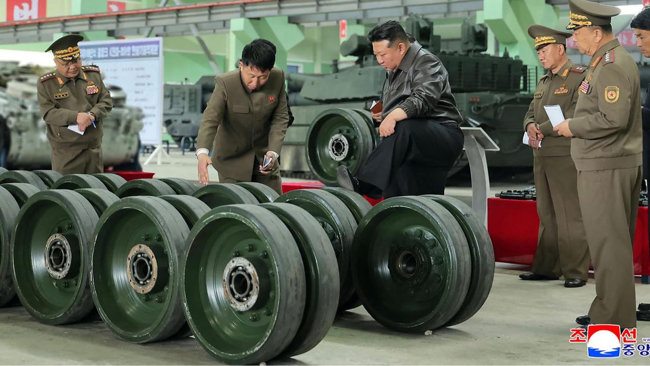 FOTO: Kunjungan Presiden Korut Kim Jong Un ke Pabrik Tank yang “Dirahahasiakan”