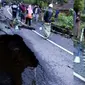 Jalan yang ambles menghubungkan jalur selatan ruas Majalengka-Cikijing arah Ciamis, Jawa Barat. (Liputan6.com/Aditya Prakasa)