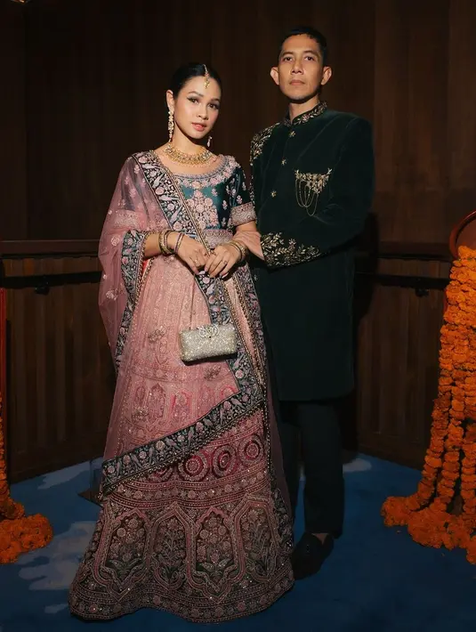 Untuk pertama kalinya, penyanyi berbakat ini tampil dalam balutan lehenga, pakaian tradisional India yang sarat dengan detail bordir rumit dan mewah.  [@andienaisyah].