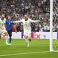 Pemain Inggris Luke Shaw, tengah, merayakan setelah mencetak gol pembuka timnya selama pertandingan final sepak bola Euro 2020 antara Inggris dan Italia di stadion Wembley di London, Minggu, 11 Juli 2021. (Andy Rain/Pool Photo via AP)