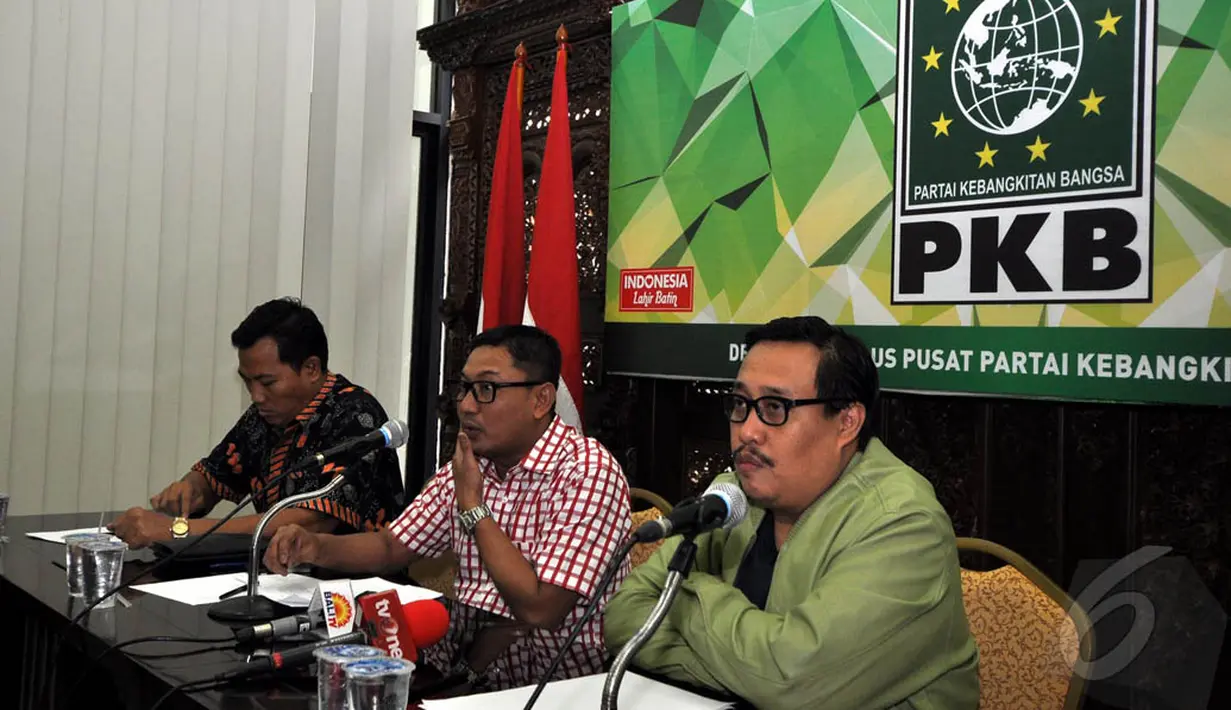 PKB menggelar konferensi pers terkait tumpang tindih antara Kementerian Desa, Pembangunan Desa Tertinggal dan Transmigrasi dengan Kemendagri dalam menerapkan UU Nomor 6 Tahun 2014 tentang Desa, Jakarta, Minggu (4/1/2015). (Liputan6.com/Miftahul Hayat)