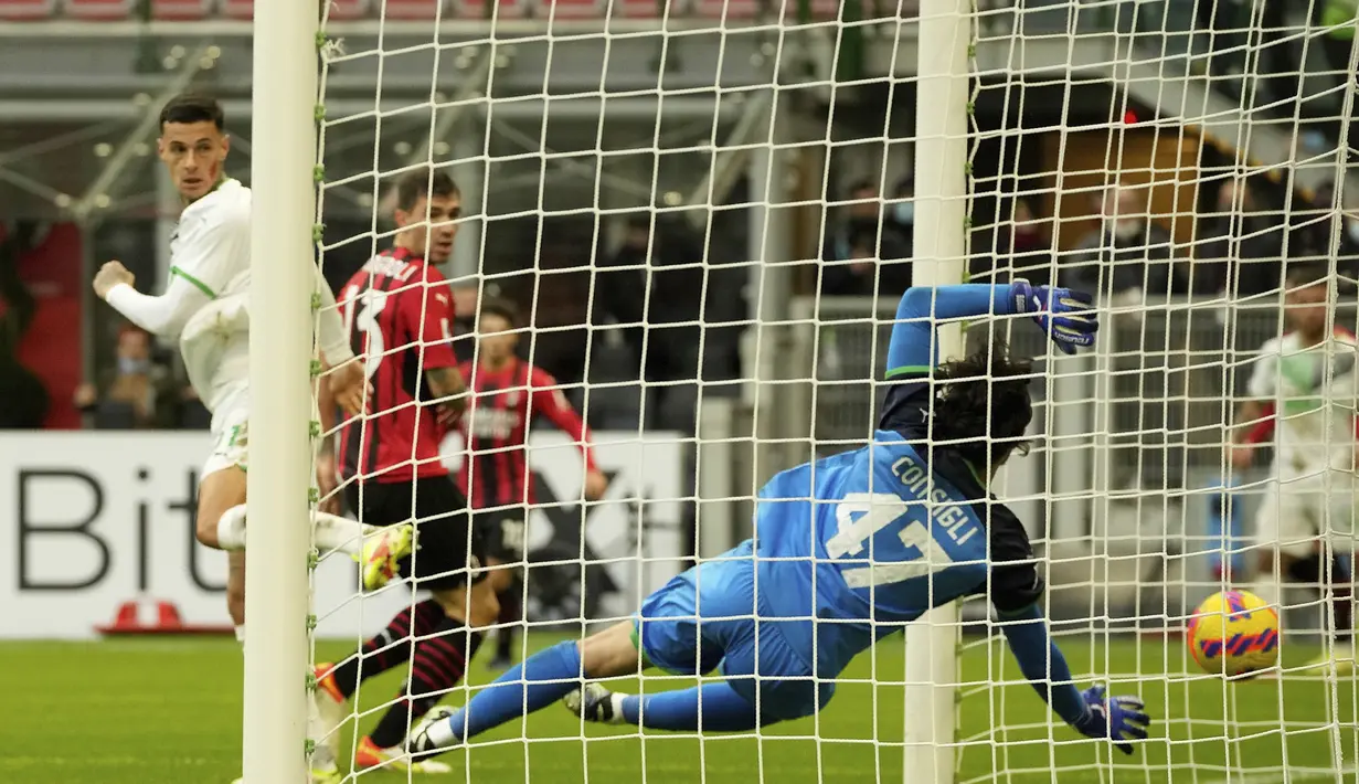 Bek AC Milan, Alessio Romagnoli saat mencetak gol ke gawang Sassuolo pada pertandingan lanjutan Liga Serie A Italia di stadion San Siro, Minggu (28/11/2021). Milan untuk sementara masih bercokol di urutan kedua dengan nilai 32. (AP Photo/Luca Bruno)