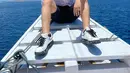 Tak hanya busananya, paras tampan Athalla Naufal semakin terpancar dengan mengenakan kacamat. Ketika duduk di atas kapal dengan pemandangan laut, ia terlihat menawan dengan kemeja putih dan celana pendek hitam serta sneakers.(Liputan6.com/IG/@ari_lasso)