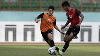Pemain Timnas Indonesia U-19, Jack Brown, saat mengikuti internal games di Stadion Wibawa Mukti, Cikarang, Rabu (15/1). Sebanyak 53 pemain mengikuti seleksi untuk memperkuat skuat utama Timnas Indonesia U-19. (Bola.com/Yoppy Renato)
