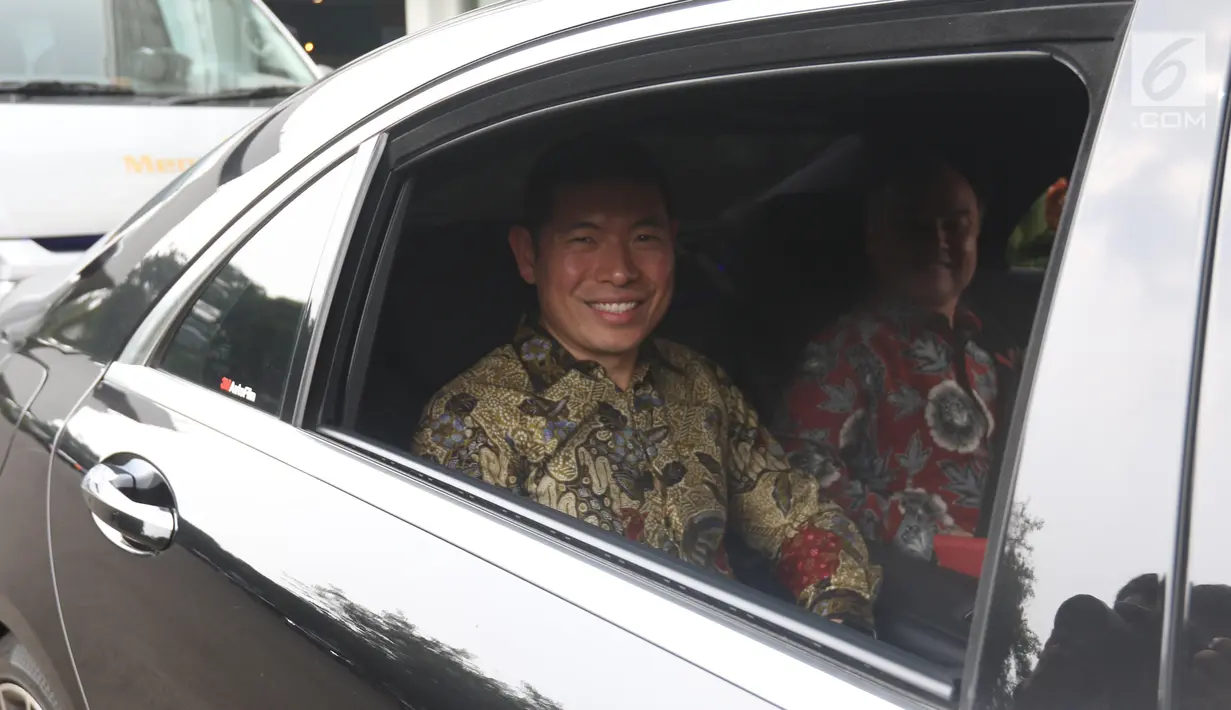 CEO Grab Anthony Tan dan Presiden Direktur SoftBank Masayoshi Son meninggalkan Istana Merdeka usai bertemu Presiden Joko Widodo di Jakarta, Senin (29/7/2019). Pertemuan membahas investasi untuk membangun ekosistem transportasi daring berbasis kendaraan bertenaga listrik. (Liputan6.com/Angga Yuniar)