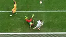 Kiper Australia, Mathew Ryan menghalau bola dari kejaran pemain Kamerun pada laga grup B Piala Konfederasi 2017 di Saint Petersburg Stadium, (22/6/2017). (AFP/Mladen Antonov)