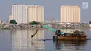 Petugas menggunakan alat berat melakukan proses pengerukan Waduk Pluit, Jakarta, Jumat (19/5). Pemprov DKI Jakarta terus melakukan pengerukan dan pembersihan Waduk Pluit. (Liputan6.com/Helmi Fithriansyah)