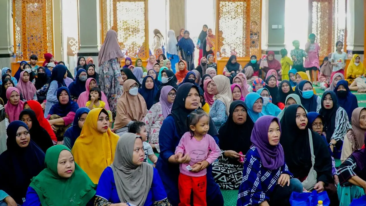BRI Group Bagikan 128 Ribu Paket Sembako dan Santuni 4.600 Anak Yatim di Berbagai Daerah