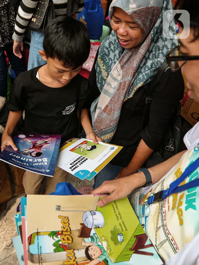 Mengurangi Kepenatan Saat Menunggu, Anak-anak Diajak Membaca Buku