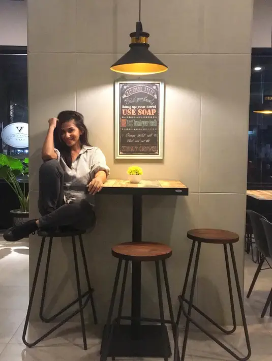 Selain berkulit eksotis, ibu satu anak ini juga kerap berpenampilan tomboy. Coba lihat gaya Nova saat mengangkat kaki duduk di sebuah café berikut ini. (Instagram/novaelizastory)