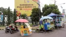 Papan reklame bertuliskan "Sukseskan Piala Dunia U-17 di Indonesia" terpasang di pintu masuk Stadion Si Jalak Harupat di Kutawaringin, Kabupaten Bandung, Jawa Barat pada Sabtu (21/10/2023) WIB. (Bola.com/Bagaskara Lazuardi)