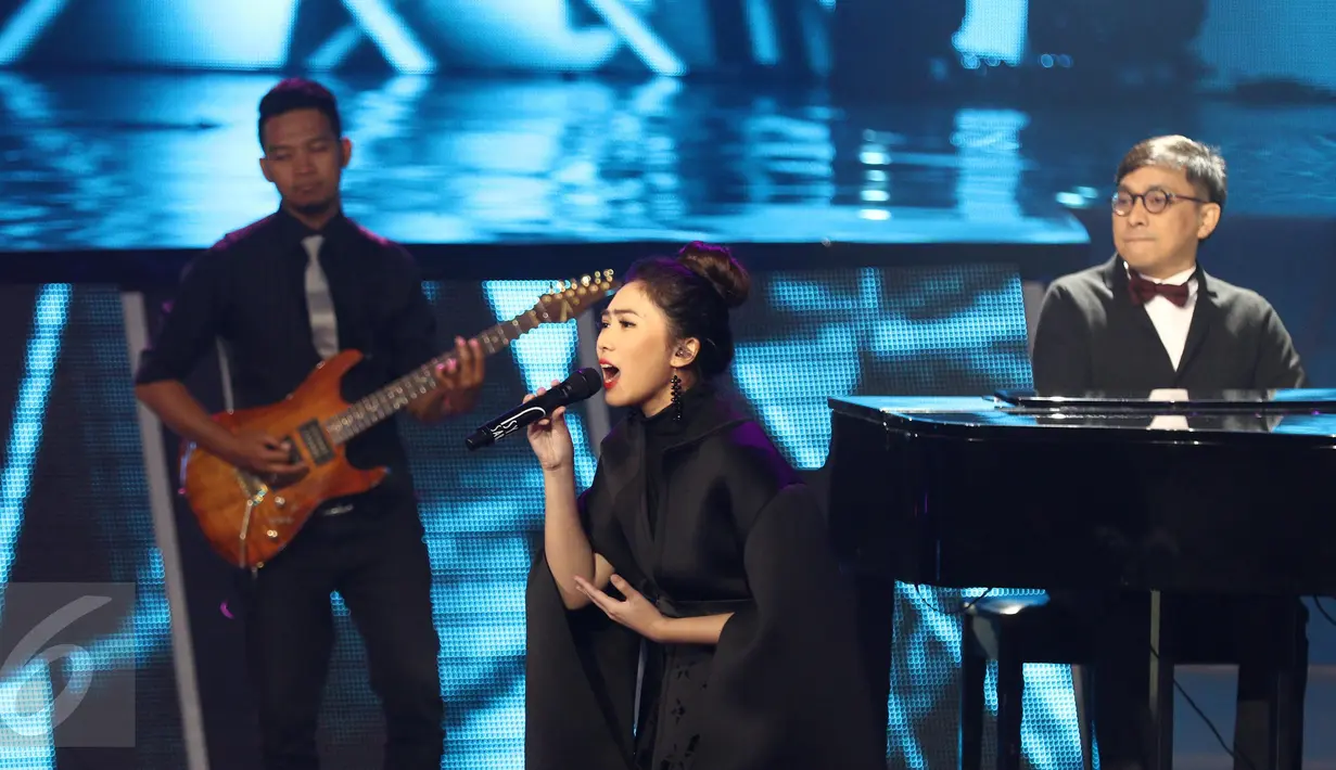 Yovie Widianto berkolaborasi dengan Isyana di Konser Raya 22 Indosiar, Jakarta, Rabu (11/1). Konser Raya 22 Indosiar berlangsung meriah dengan menghadirkan musisi papan atas Indonesia dan Internasional. (Liputan6.com/Herman Zakharia)