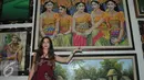 Pemain serial Elif, Selin Sezgin sedang bergaya di depan lukisan di Ubud Galeri kawasan Gianyar , bali, kamis (27/8/2015). Para pemain Elif melihat-lihat lukisan dan mencoba melukis. (Liputan6.com/Herman Zakharia)