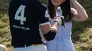 Kate Middleton berbincang dengan Pangeran William yang sedang bertanding untuk acara Maserati Royal Charity Polo Trophy selama Festival Polo di Beaufort Polo Club, Gloucestershire, Minggu (10/6). (AP Photo)