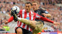 Bersama Fulham, Tottenham Hotspur dan Sunderland ia total bermain dalam 336 laga di Premier League Liga Inggris dengan torehan 39 gol dan 30 assist. (AFP/Andrew Yates)