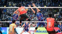 Spike keras pemain Jakarta Bhayangkara Presisi, Yuda Mardiansyah menghujam deras ke sisi permainan Jakarta Allo Bank LavAni dalam laga final Proliga 2024 di Indonesia Arena, Jakarta, Minggu (21/7/2024) malam WIB. (Bola.com/Bagaskara Lazuardi)