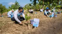 Penanaman 10 ribu pohon secara simbolis oleh jajaran direksi Pelita Air di Hutan Pertamina UGM Ngawi. (dok. Pelita Air)