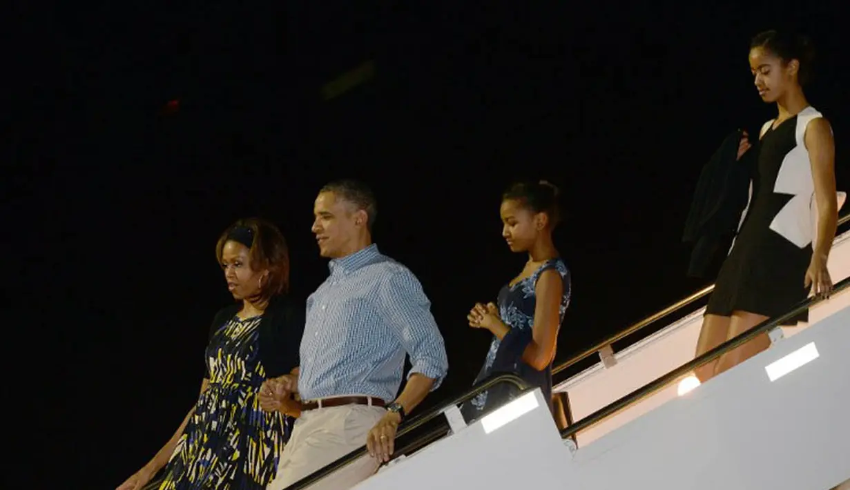Malia Obama, putri sulung presiden Amerika Serikat yang mengenakan balutan dress hitam putih (belakang) ini tertangkap kamera saat akan ke sebuah restoran di LA bersama teman-temannya, Senin, (08/07/14), (AFP PHOTO/Jewel Samad)
