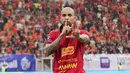 Pemain Persija Jakarta, Gustavo Almeida, melakukan selebrasi setelah mencetak gol ke gawang Barito Putra pada laga BRI Liga 1 2024/2025 di Jakarta International Stadium, Sabtu (10/8/2024). Persija menang tiga gol tanpa balas. (Bola.com/Abdul Aziz)