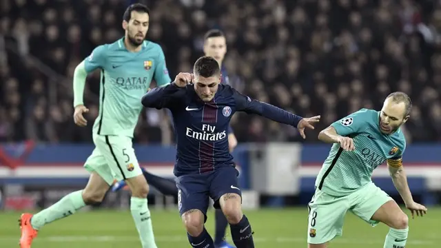 Gelandang Spanyol, Andres Iniesta (kanan), beradu dengan Marco Verratti di level klub. (AFP/Philipe Lopez)