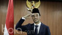 Ezra Walian pesepak bola naturalisasi asal Belanda menjalani proses pengambilan sumpah menjadi WNI pada Kamis (18/5/2017) di Kanwil Menhukham, Jakarta.(Bola.com/Peksi Cahyo)