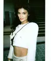 Ini adalah pertama kalinya sang it girl duduk di barisan depan dalam peragaan busana Chanel, dan ia memastikan kehadirannya menjadi sorotan dengan memilih tampilan ikonis dari rumah mode Prancis tersebut. [IG: @kyliejenner].