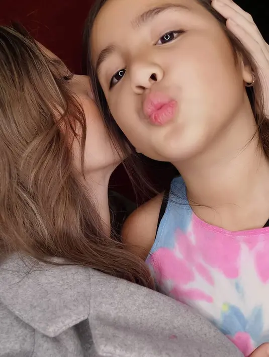 “Kamu adalah hadiahku. Hari ini adalah hari ulang tahunmu, tetapi aku salah satu yang beruntung. Bertepatan dengan hari ini kala itu kamu mengajarkanku apa itu ibu, kamu membuatku bahagia dan tak pernah bisa diungkapkan dalam kata-kata,” tulis Nia. (Instagram/ramadhaniabakrie)