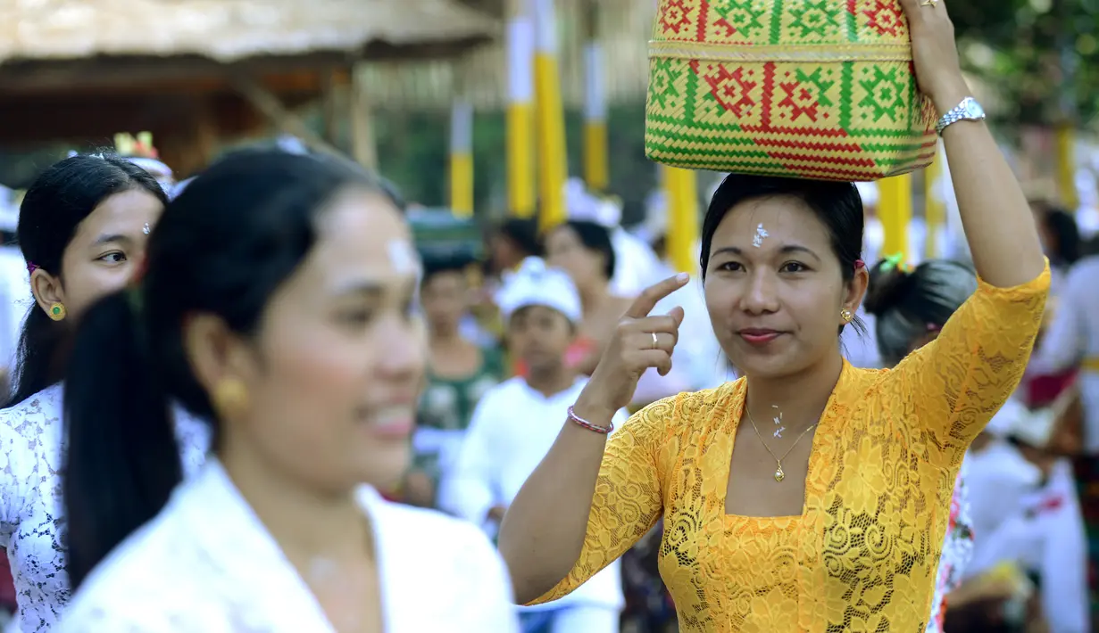 Sejumlah umat Hindu Bali bersiap untuk sembahyang Hari Raya Galungan di Pura Jagat Natha di Denpasar, Bali (1/11). Galungan dimaknai sebagai hari kemenangan Dharma (Kebaikan) melawan Adharma (Keburukan). (AFP Photo/Sonny Tumbelaka)