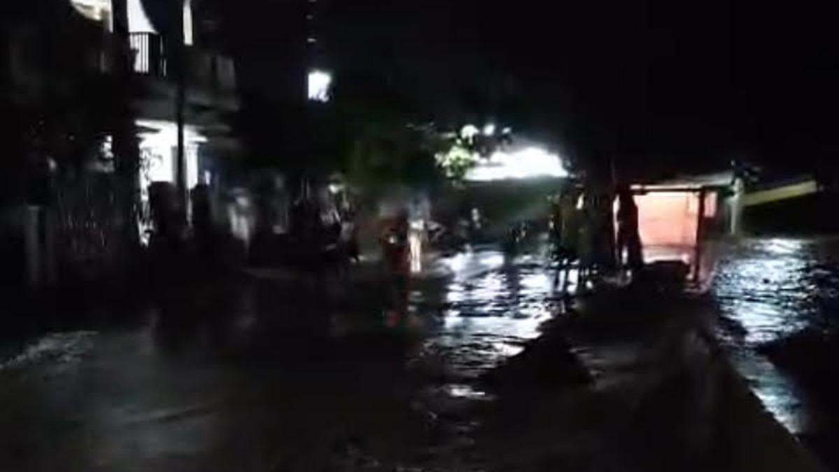 Sebulan Usai Banjir Bandang Menerjang, Warga Besuki Situbondo Kembali Meratap Pasrah Terkepung Banjir