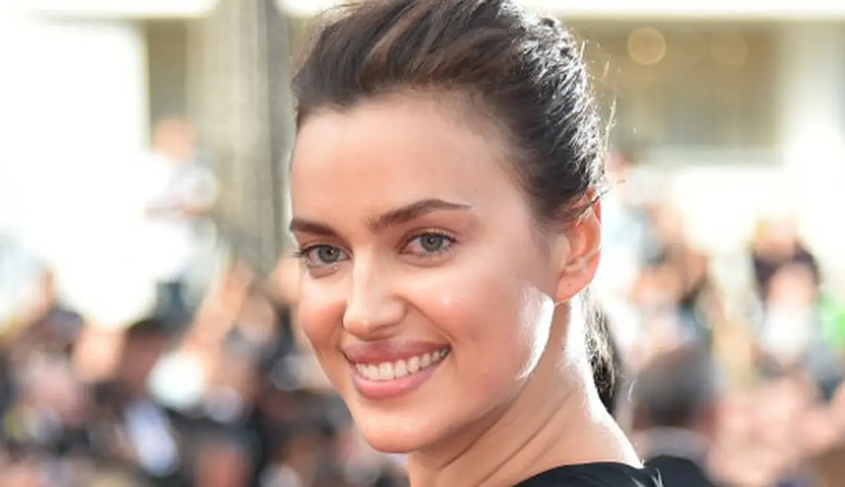 Berbeda dengan pasangan selebriti lainnya, Irina dan Bradley malah merahasiakan kelahiran anak mereka. Dua minggu pasca anak itu lahir, publik baru mengetahuinya beserta dengan nama dan jenis kelaminnya. (AFP/Bintang.com)