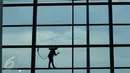 Pekerja tengah menyelesaikan proyek di Bandara Soekarno Hatta, Tangerang, Rabu (20/7). Secara nominal naik 0,43% dari Rp 81.677 menjadi Rp 82.028 per hari. (Liputan6.com/ Angga Yuniar)