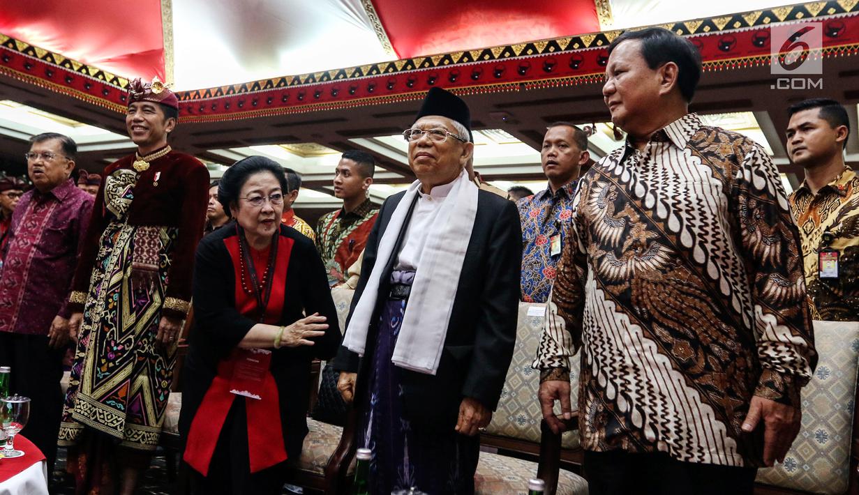 Presiden Joko Widodo (dua kiri) bersama Wapres Jusuf Kalla (kiri), Ketum PDIP Megawati Soekarnoputri (tengah), Ketum Partai Gerindra Prabowo Subianto (kanan), dan wapres terpilih Ma'ruf Amin (dua kanan) saat menghadiri Kongres V PDIP di Bali, Kamis (8/8/2019). (Liputan6.com/JohanTallo)