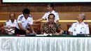 Menhub, Budi Karya Sumadi (tengah) bersiap memaparkan kesiapan angkutan jelang perayaan Natal 2016 dan Tahun Baru 2017 di Jakarta, Selasa (6/12). Diprediksi arus libur panjang terjadi dua hari jelang natal dan tahun baru. (Liputan6.com/Helmi Fithriansyah)