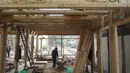 Para pekerja konstruksi merenovasi sebuah bangunan kuno di Wilayah Jing'an, Provinsi Jiangxi, China timur, pada 4 November 2020. Wilayah Jing'an mempunyai sejarah yang panjang dan memiliki hampir 300 bangunan kuno. (Xinhua/Wan Xiang)