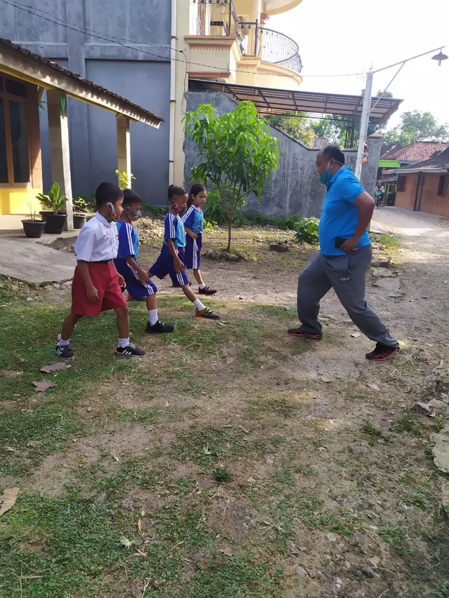 Siswa mengikuti pemanasan dengan bermain bola tangan pada jam pelajaran olahraga. (Foto : Felek Wahyu/Liputan6.com)