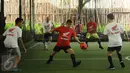 Pebalap MotoGP Repsol Honda, Marc Marquez (tengah) saat bermain futsal bersama AHM di Jakarta, Sabtu (13/2/2016). Tim Repsol Honda yang berlaga di MotoGP 2016 akan diperkenalkan pada Minggu (14/2) di Sirkuit Sentul. (Liputan6.com/Helmi Fithriansyah)