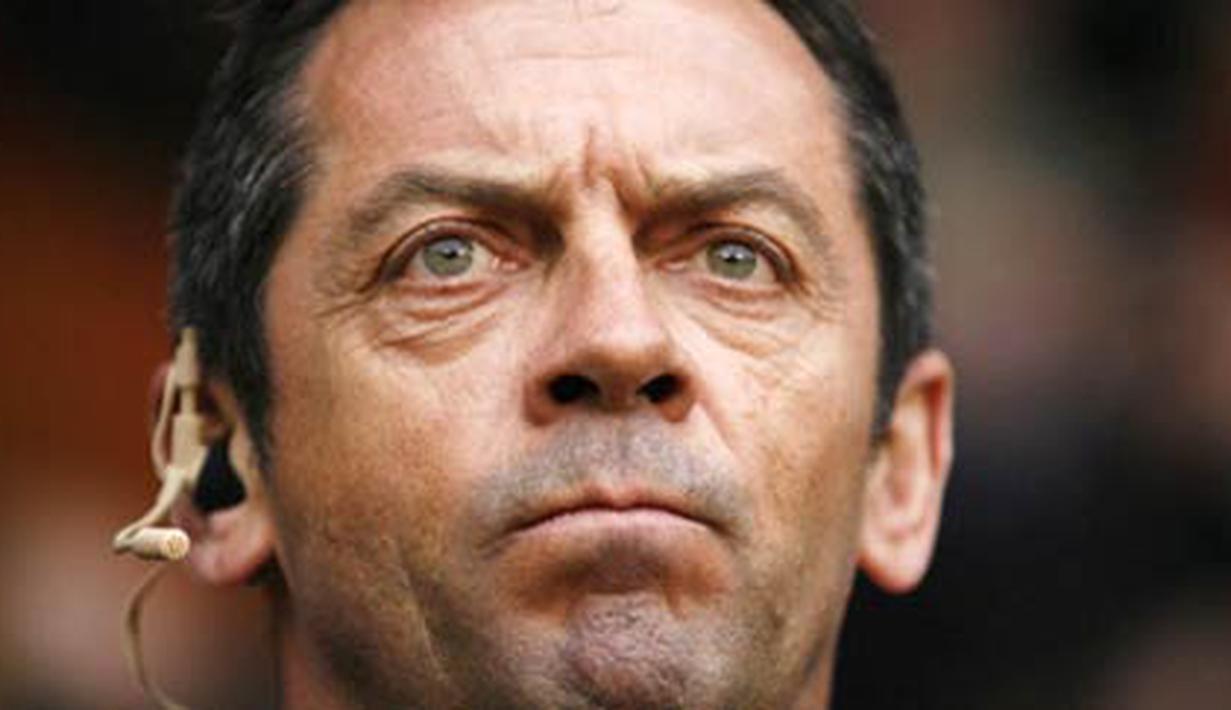 Hull City Manager Phil Brown prepares for kick off against Sheffield United during their FA Cup fifth round football match at Bramall Lane in Sheffield, England on February 14, 2009. AFP PHOTO/IAN KINGTON