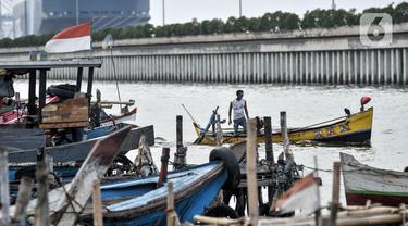 Aktivitas nelayan di kawasan pesisir Kalibaru, Cilincing, Jakarta Utara, Senin (19/9/2022). Para nelayan di kawasan Cilincing mengeluhkan kebijakan pemerintah menaikkan harga bahan bakar minyak (BBM) bersubsidi jenis solar. (merdeka.com/Iqbal S. Nugroho)