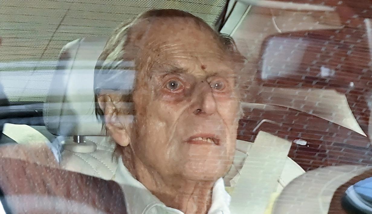 Duke of Edinburgh Pangeran Philip meninggalkan Rumah Sakit Raja Edward VII di pusat kota London pada Selasa (116/3/2021). Suami Ratu Elizabeth II yang berusia 99 tahun tersebut dirawat di rumah sakit pada 16 Februari terkait infeksi dan operasi jantung. (DANIEL LEAL-OLIVAS / AFP)