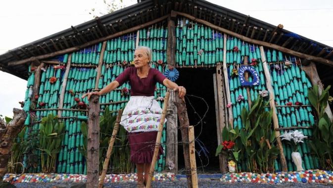 nenek ini bangun rumah dari botol