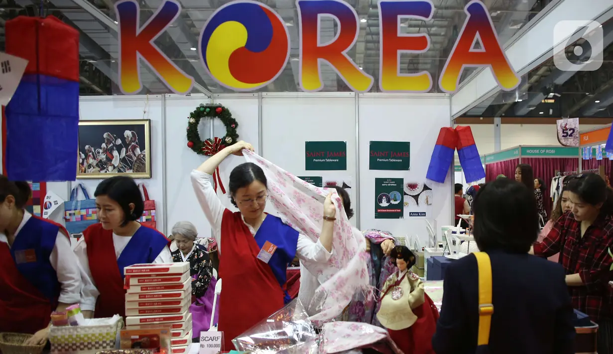 Pengunjung melihat produk yang ditawarkan dalam Bazar Amal Women International Club (WIC) Ke-52 di JCC Senayan, Jakarta, Rabu (11/12). Kegiatan tersebut dalam rangka menggalang dana untuk meningkatkan pendidikan dan kesejahteraan masyarakat Jakarta. (Liputan6.com/Angga Yuniar)