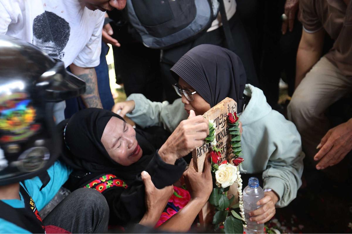 FOTO: Ribuan Ojol Antar Kepergian Affan ke Peristirahatan Terakhir