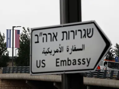 Tanda jalan yang menunjukan arah Kedutaan Besar Amerika Serikat (AS) mulai terlihat di Yerusalem, Senin (7/5). Rambu penunjuk arah tersebut dipasang menjelang diresmikannya Kedubes AS di Yerusalem pada 14 Mei mendatang. (AFP/THOMAS COEX)