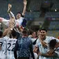 Para pemain Argentina mengangkat Lionel Messi setelah mengalahkan Brasil 1-0 dalam pertandingan final Copa America di Stadion Maracana, Rio de Janeiro, Brasil, Minggu, 11 Juli 2021. (AP Photo/Bruna Prado)