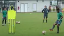 Pelatih Timnas Indonesia, Luis Milla Aspas (tengah) mengawasi latihan timnya di Lapangan A Kompleks GBK, Jakarta, Senin (23/4). Latihan ini persiapan laga PSSI Anniversary Cup dan jelang Asian Games 2018. (Liputan6.com/Helmi Fithriansyah)
