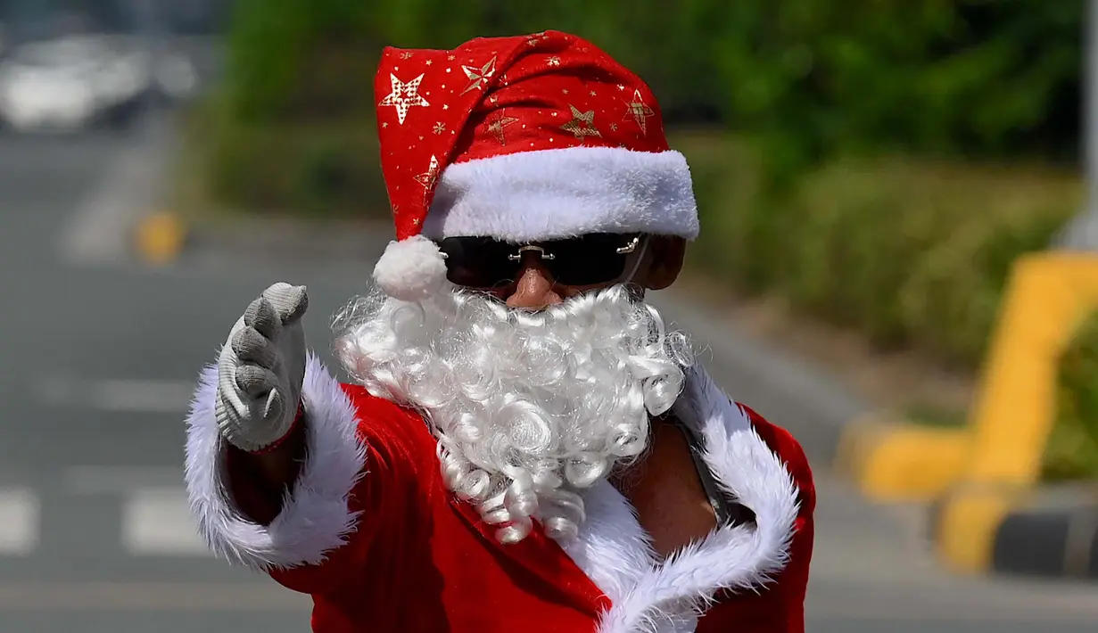 Aksinya ini rutin dilakukan Ramiro Hinojas saat menyambut perayaan Natal. (JAM STA ROSA/AFP)