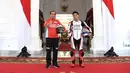 Presiden Joko Widodo berfoto dengan pembalap Honda Asia Team, Mario Aji di Istana Merdeka, Jakarta, Rabu (16/3/2022). Para pembalap datang dengan memakai setelah baju khusus balap motor yang akan dipakai dalam Grand Prix Indonesia di Mandalika pada 20 Maret 2022 (Lukas - Biro Pers/Setpres)